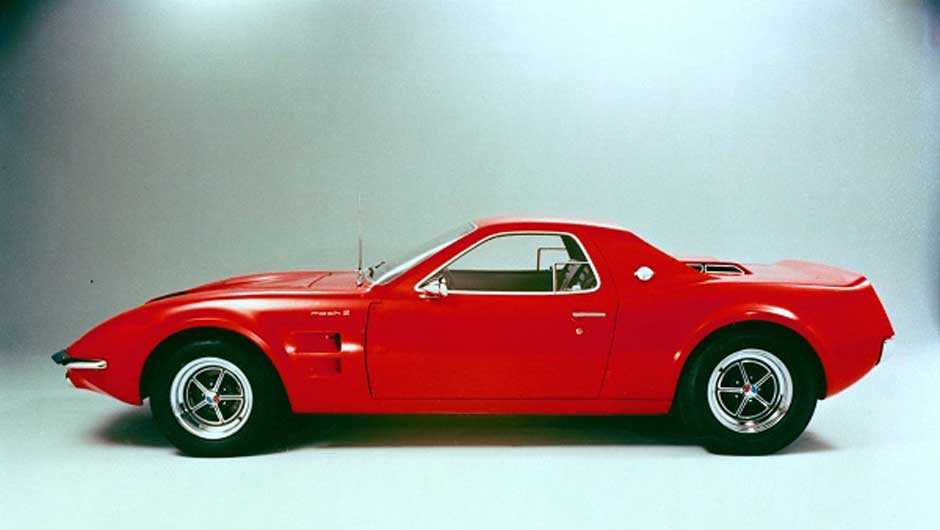 O Mustang j&aacute; era sucesso em 1966, quando a marca mostrou o conceito Mach 2; baseado no esportivo, ele era uma proposta para aposentar o Shelby Cobra que nunca foi adiante