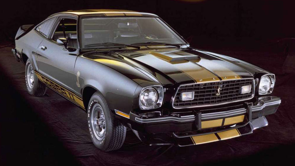 O pai do Mustang, Lee Iacocca, assumiu a presid&ecirc;ncia da Ford em meados dos anos 70; uma de suas primeiras provid&ecirc;ncias foi pedir um Mustang menor e mais econ&ocirc;mico, e foi o que a Ford fez em 1974