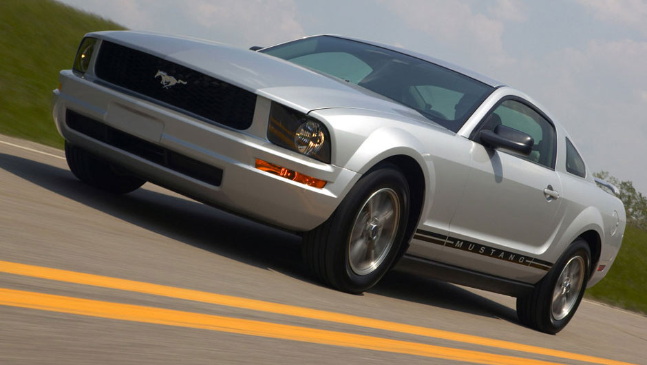 O ano de 2005 trouxe um esportivo totalmente novo, nitidamente inspirado na primeira gera&ccedil;&atilde;o do Mustang
