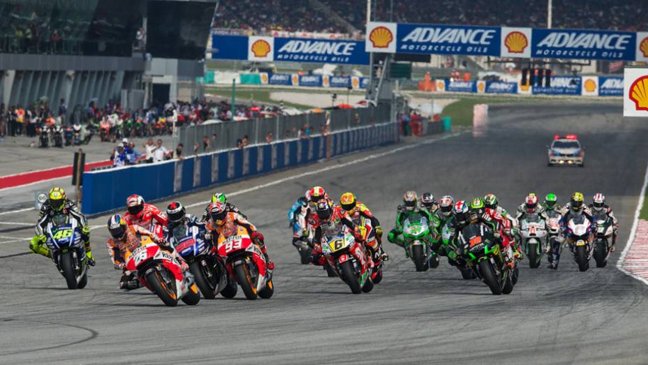 Momento da largada do Gp da Malásia | <a href="https://beta-develop.quatrorodas.abril.com.br/moto/noticias/motogp-marquez-vence-pela-12a-vez-807821.shtml" rel="migration">Leia mais</a>