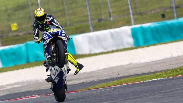 Rossi é segundo e vice líder da classificação | <a href="https://beta-develop.quatrorodas.abril.com.br/moto/noticias/motogp-marquez-vence-pela-12a-vez-807821.shtml" rel="migration">Leia mais</a> Rossi é segundo e vice líder da classificação | <a href="https://beta-develop.quatrorodas.abril.com.br/moto/noticias/motogp-marquez-vence-pela-12a-vez-807821.shtml" rel="migration">Leia mais</a>