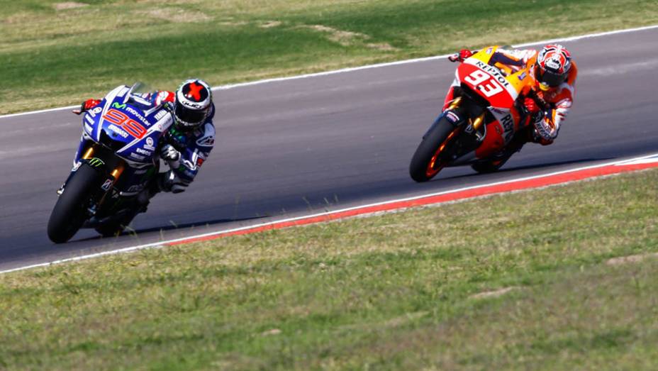 Márquez persegue líder Lorenzo. | <a href="https://beta-develop.quatrorodas.abril.com.br/moto/noticias/marquez-show-vence-terceira-ano-780924.shtml" rel="migration">Leia mais</a> Márquez persegue líder Lorenzo. | <a href="https://beta-develop.quatrorodas.abril.com.br/moto/noticias/marquez-show-vence-terceira-ano-780924.shtml" rel="migration">Leia mais</a>