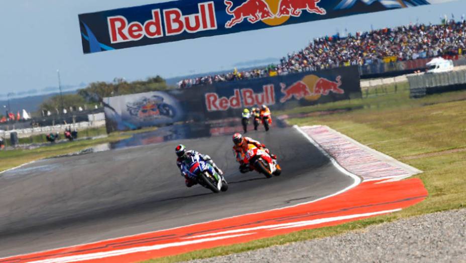 O espanhol tomou a ponta faltando nove voltas. | <a href="https://beta-develop.quatrorodas.abril.com.br/moto/noticias/marquez-show-vence-terceira-ano-780924.shtml" rel="migration">Leia mais</a> O espanhol tomou a ponta faltando nove voltas. | <a href="https://beta-develop.quatrorodas.abril.com.br/moto/noticias/marquez-show-vence-terceira-ano-780924.shtml" rel="migration">Leia mais</a>