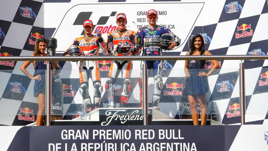 Comemora&ccedil;&atilde;o com direito a dobradinha da Honda. | <a href="https://beta-develop.quatrorodas.abril.com.br/moto/noticias/marquez-show-vence-terceira-ano-780924.shtml" rel="migration">Leia mais</a>
