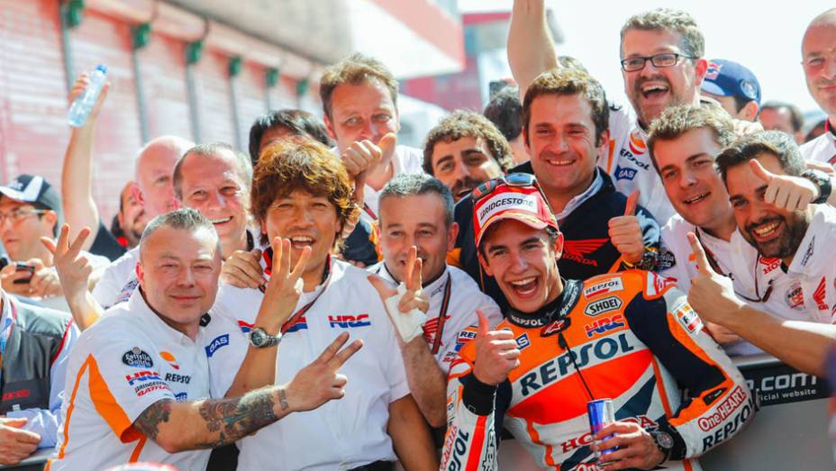 Marc M&aacute;rquez comemora terceira vit&oacute;ria no ano. | <a href="https://beta-develop.quatrorodas.abril.com.br/moto/noticias/marquez-show-vence-terceira-ano-780924.shtml" rel="migration">Leia mais</a>