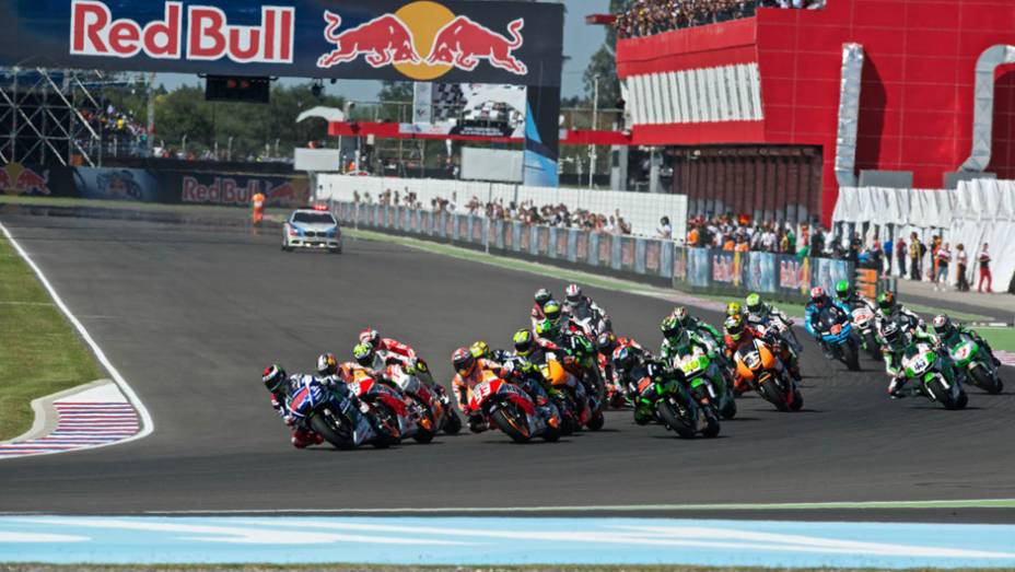 Lorenzo largou muito bem e assumiu a ponta. | <a href="https://beta-develop.quatrorodas.abril.com.br/moto/noticias/marquez-show-vence-terceira-ano-780924.shtml" rel="migration">Leia mais</a> Lorenzo largou muito bem e assumiu a ponta. | <a href="https://beta-develop.quatrorodas.abril.com.br/moto/noticias/marquez-show-vence-terceira-ano-780924.shtml" rel="migration">Leia mais</a>