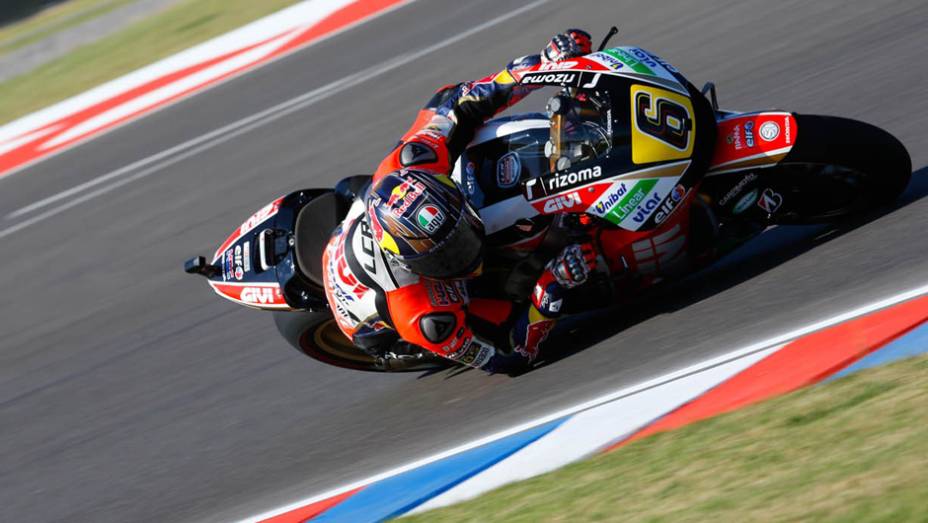 Stefan Bradl finalizou em quinto. | <a href="https://beta-develop.quatrorodas.abril.com.br/moto/noticias/marquez-show-vence-terceira-ano-780924.shtml" rel="migration">Leia mais</a>