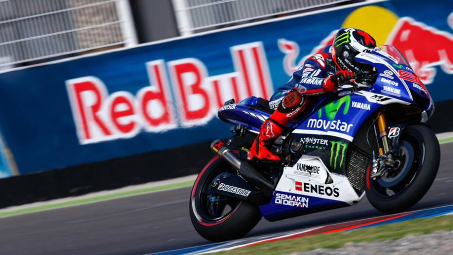 Apesar de terminar em terceiro, Lorenzo teve o melhor resultado no ano. | <a href="https://beta-develop.quatrorodas.abril.com.br/moto/noticias/marquez-show-vence-terceira-ano-780924.shtml" rel="migration">Leia mais</a>