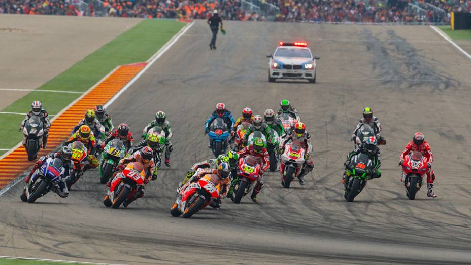 Motos tenta achar a melhor tangencia para a primeira curva | <a href="https://beta-develop.quatrorodas.abril.com.br/moto/noticias/lorenzo-vence-prova-numero-800-motogp-802800.shtml" rel="migration">Leia mais</a>