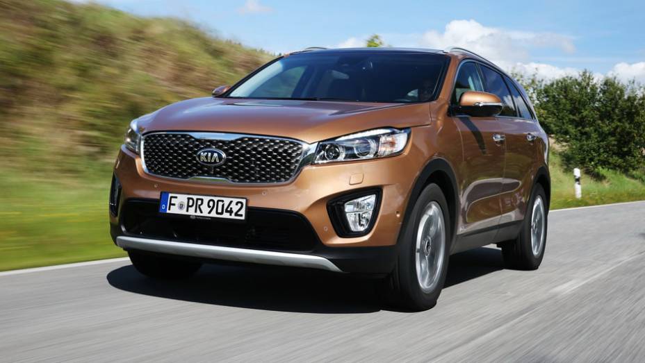 Totalmente renovado, ele preserva a grade frontal que virou identidade visual da Kia | <a href="https://beta-develop.quatrorodas.abril.com.br/noticias/saloes/paris-2014/kia-sorento-sera-apresentado-salao-paris-798452.shtmll" rel="migration">Leia mais</a>