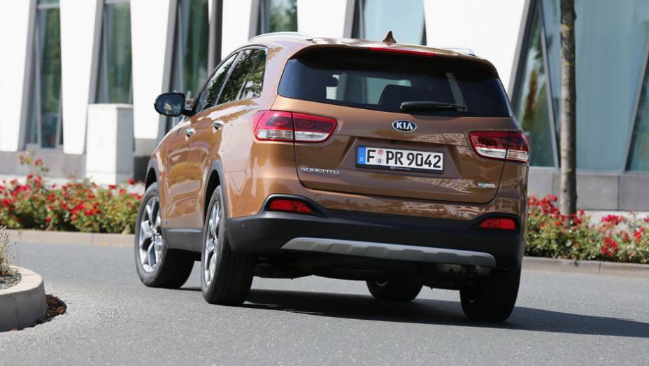 A traseira &eacute; mais discreta que a do antigo Sorento | <a href="https://beta-develop.quatrorodas.abril.com.br/noticias/saloes/paris-2014/kia-sorento-sera-apresentado-salao-paris-798452.shtmll" rel="migration">Leia mais</a>