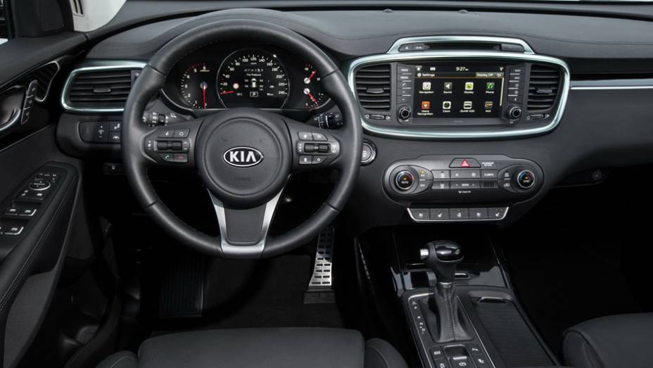 Elegante, o interior tem volante multifuncional e um quadro de instrumentos com o veloc&iacute;metro centralizado | <a href="https://beta-develop.quatrorodas.abril.com.br/noticias/saloes/paris-2014/kia-sorento-sera-apresentado-salao-paris-798452.shtmll" rel="migration">Leia mais</a>