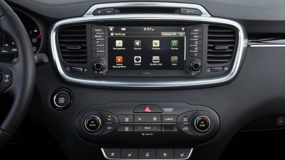 A central multimídia tem tela touchscreen e os comandos do ar-condicionado são digitais | <a href="https://beta-develop.quatrorodas.abril.com.br/noticias/saloes/paris-2014/kia-sorento-sera-apresentado-salao-paris-798452.shtmll" rel="migration">Leia mais</a> A central multimídia tem tela touchscreen e os comandos do ar-condicionado são digitais | <a href="https://beta-develop.quatrorodas.abril.com.br/noticias/saloes/paris-2014/kia-sorento-sera-apresentado-salao-paris-798452.shtmll" rel="migration">Leia mais</a>