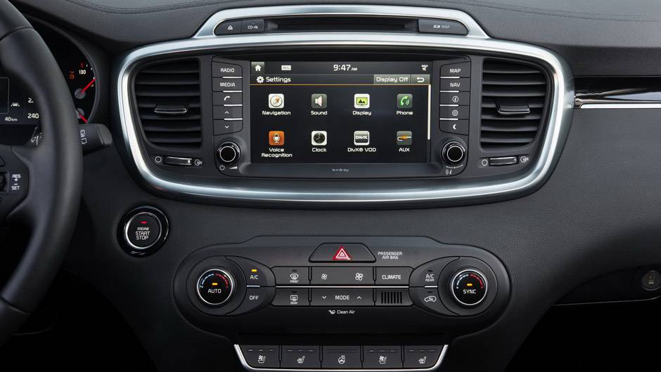 A central multimídia tem tela touchscreen e os comandos do ar-condicionado são digitais | <a href="https://beta-develop.quatrorodas.abril.com.br/noticias/saloes/paris-2014/kia-sorento-sera-apresentado-salao-paris-798452.shtmll" rel="migration">Leia mais</a> A central multimídia tem tela touchscreen e os comandos do ar-condicionado são digitais | <a href="https://beta-develop.quatrorodas.abril.com.br/noticias/saloes/paris-2014/kia-sorento-sera-apresentado-salao-paris-798452.shtmll" rel="migration">Leia mais</a>