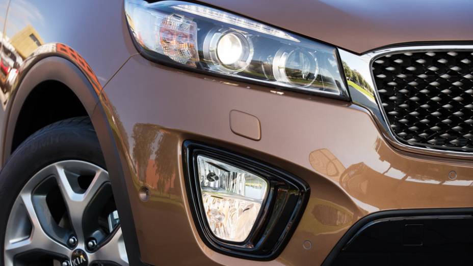 Detalhe dos faróis desenhados pela equipe do alemão Peter Schreyer, responsável pela renovação estética da marca | <a href="https://beta-develop.quatrorodas.abril.com.br/noticias/saloes/paris-2014/kia-sorento-sera-apresentado-salao-paris-798452.shtmll" rel="migration">Leia mais</a> Detalhe dos faróis desenhados pela equipe do alemão Peter Schreyer, responsável pela renovação estética da marca | <a href="https://beta-develop.quatrorodas.abril.com.br/noticias/saloes/paris-2014/kia-sorento-sera-apresentado-salao-paris-798452.shtmll" rel="migration">Leia mais</a>