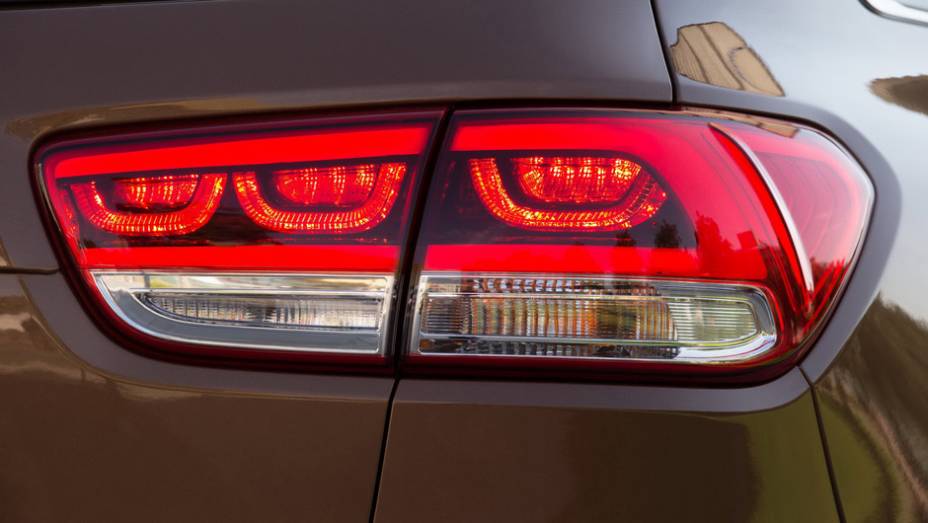 Com um toque alemão, as lanternas lembram modelos da Volkswagen | <a href="https://beta-develop.quatrorodas.abril.com.br/noticias/saloes/paris-2014/kia-sorento-sera-apresentado-salao-paris-798452.shtmll" rel="migration">Leia mais</a>