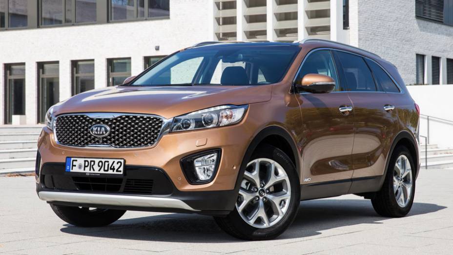 O novo modelo &eacute; 80 mil&iacute;metros mais longo e 15 mil&iacute;metros mais baixo que seu antecessor | <a href="https://beta-develop.quatrorodas.abril.com.br/noticias/saloes/paris-2014/kia-sorento-sera-apresentado-salao-paris-798452.shtmll" rel="migration">Leia mais</a>