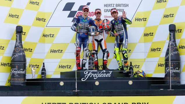 A dupla da Yamaha, Jorge Lorenzo e Valentino Rossi, fizeram companhia a Marc Márquez, vencedor da etapa da Inglaterra | <a href="https://beta-develop.quatrorodas.abril.com.br/moto/noticias/marquez-batalha-lorenzo-vence-gp-inglaterra-798447.shtml" rel="migration">Leia mais</a> A dupla da Yamaha, Jorge Lorenzo e Valentino Rossi, fizeram companhia a Marc Márquez, vencedor da etapa da Inglaterra | <a href="https://beta-develop.quatrorodas.abril.com.br/moto/noticias/marquez-batalha-lorenzo-vence-gp-inglaterra-798447.shtml" rel="migration">Leia mais</a>