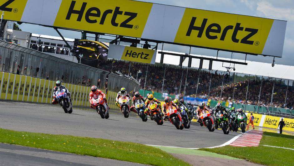 Largada do GP da Inglaterra | <a href="https://beta-develop.quatrorodas.abril.com.br/moto/noticias/marquez-batalha-lorenzo-vence-gp-inglaterra-798447.shtml" rel="migration">Leia mais</a>