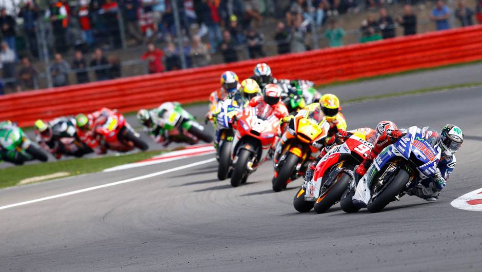 Lorenzo tomou a ponta logo na sa&iacute;da | <a href="https://beta-develop.quatrorodas.abril.com.br/moto/noticias/marquez-batalha-lorenzo-vence-gp-inglaterra-798447.shtml" rel="migration">Leia mais</a>