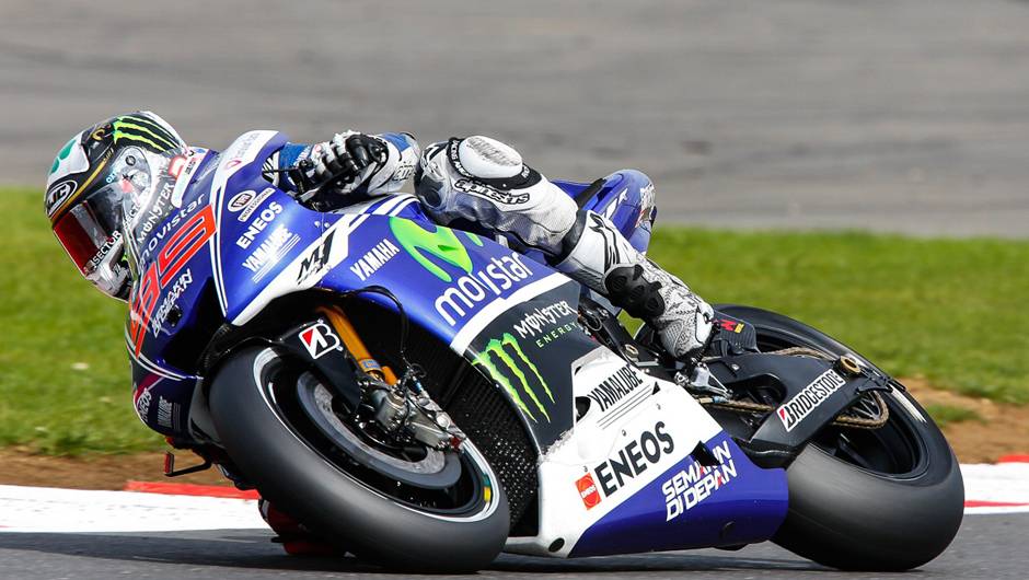 Lorenzo liderou boa parte da etapa, mas n&atilde;o conseguiu segurar M&aacute;rquez | <a href="https://beta-develop.quatrorodas.abril.com.br/moto/noticias/marquez-batalha-lorenzo-vence-gp-inglaterra-798447.shtml" rel="migration">Leia mais</a>