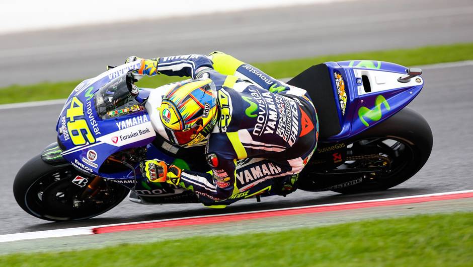 Valentino Rossi foi terceiro ap&oacute;s batalha com Pedrosa e Dovizioso | <a href="https://beta-develop.quatrorodas.abril.com.br/moto/noticias/marquez-batalha-lorenzo-vence-gp-inglaterra-798447.shtml" rel="migration">Leia mais</a>