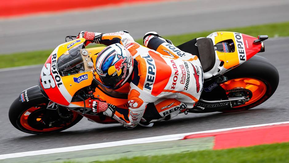 Pedrosa terminou apenas em quinto e est&aacute; cada vez mais longe de M&aacute;rquez | <a href="https://beta-develop.quatrorodas.abril.com.br/moto/noticias/marquez-batalha-lorenzo-vence-gp-inglaterra-798447.shtml" rel="migration">Leia mais</a>