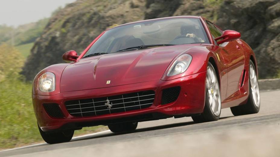 Sucessora da 612 Scaglietti, a 599 GTB é a macchina mais cara da Ferrari | <a href="https://beta-develop.quatrorodas.abril.com.br/carros/impressoes/conteudo_166081.shtml" rel="migration">Leia mais</a>