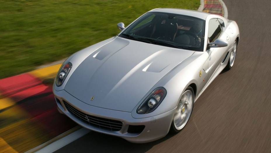 Para segurar tanta potência, a 599 GTB tem tecnologias das pistas, como o F1-Trac e o diferencial de deslizamento limitado | <a href="https://beta-develop.quatrorodas.abril.com.br/carros/impressoes/conteudo_166081.shtml" rel="migration">Leia mais</a>