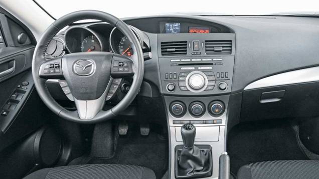 Os comandos do Mazda3 estão à mão, com volante multifunção completo Os comandos do Mazda3 estão à mão, com volante multifunção completo