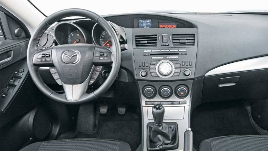 Os comandos do Mazda3 estão à mão, com volante multifunção completo Os comandos do Mazda3 estão à mão, com volante multifunção completo