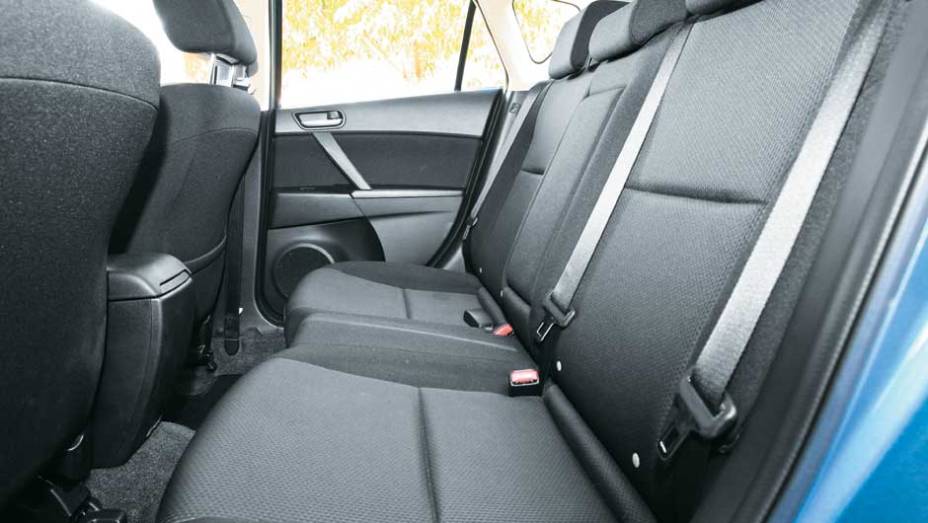 Espaço no banco traseiro menor do que nos concorrentes Espaço no banco traseiro menor do que nos concorrentes