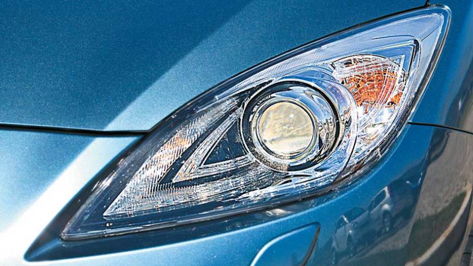 Farol de projetor com desenho de Peugeot Farol de projetor com desenho de Peugeot