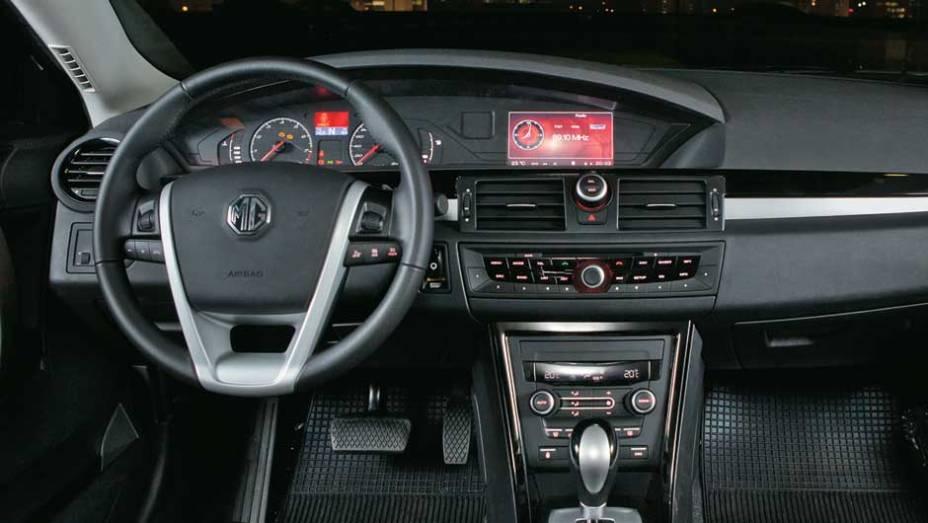 A cobertura une o quadro de instrumentos e... A cobertura une o quadro de instrumentos e...