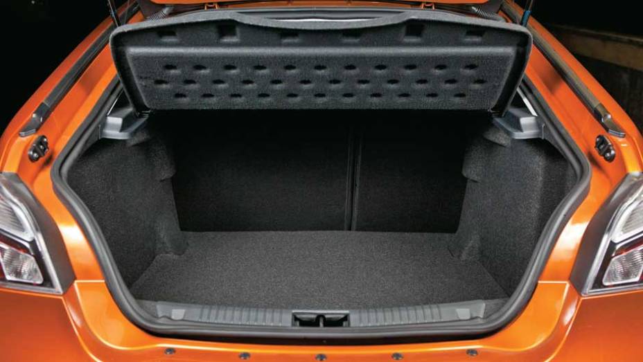 No porta-malas, capacidade 429 litros No porta-malas, capacidade 429 litros