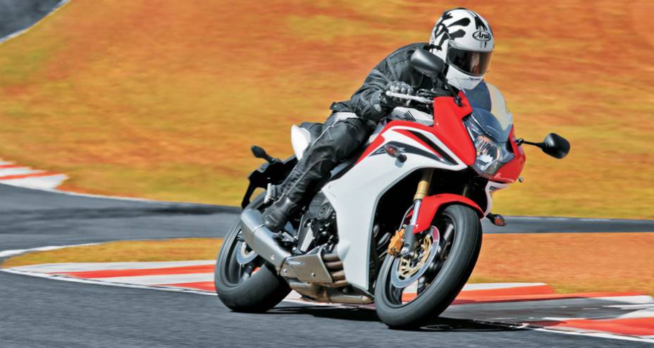 Postura de pilotagem é radicalmente diferente da Hornet: pedaleiras, guidão e banco mudam. Postura de pilotagem é radicalmente diferente da Hornet: pedaleiras, guidão e banco mudam.