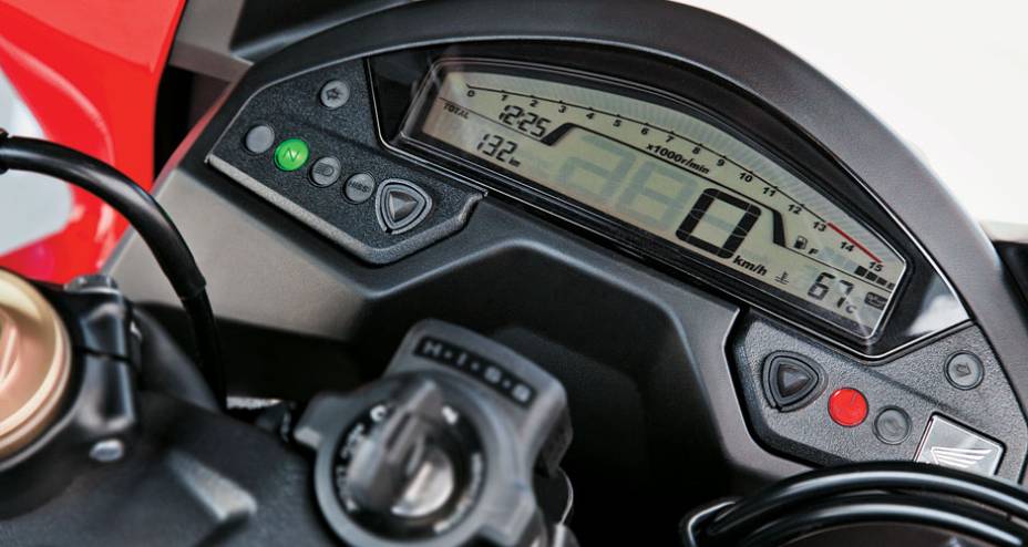 Painel igual ao da Hornet: tudo 100% digital, inclusive o conta-giros. Painel igual ao da Hornet: tudo 100% digital, inclusive o conta-giros.