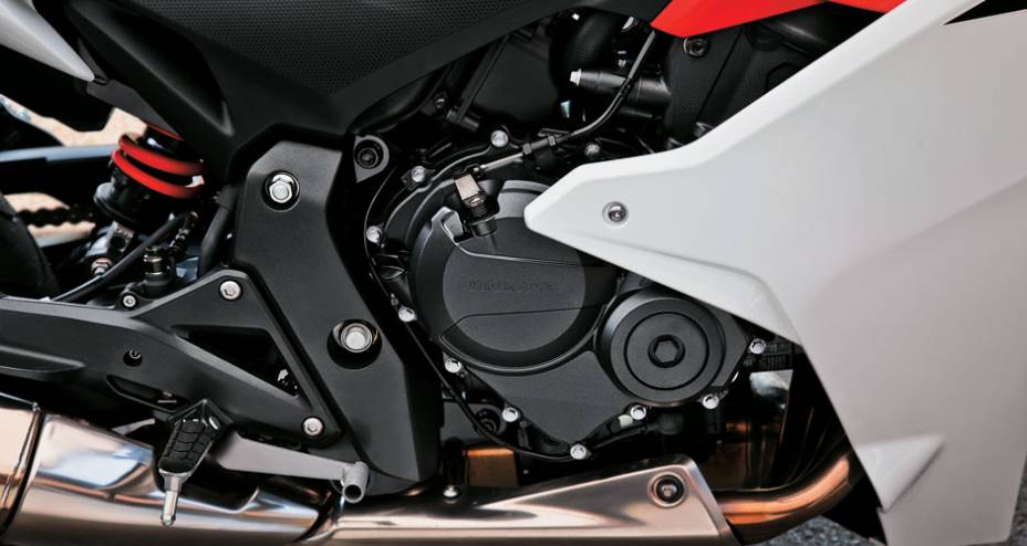 Pedaleira mais elevada e recuada que na Hornet: postura de pista. Pedaleira mais elevada e recuada que na Hornet: postura de pista.