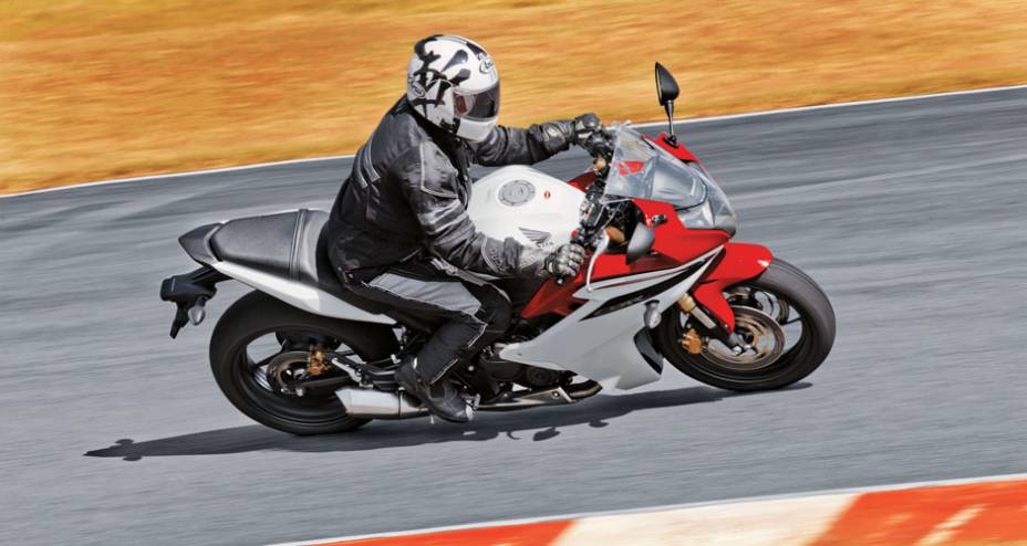 Estabilidade e ciclística idênticas às da CB naked. Estabilidade e ciclística idênticas às da CB naked.