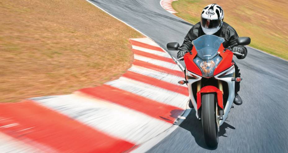 Visualmente, a nova CBR-F dá de goleada na Hornet. Visualmente, a nova CBR-F dá de goleada na Hornet.