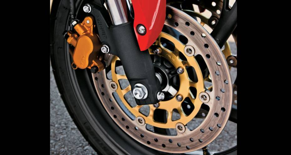 Sem ABS, apenas duas pastilhas na pinça. Sem ABS, apenas duas pastilhas na pinça.