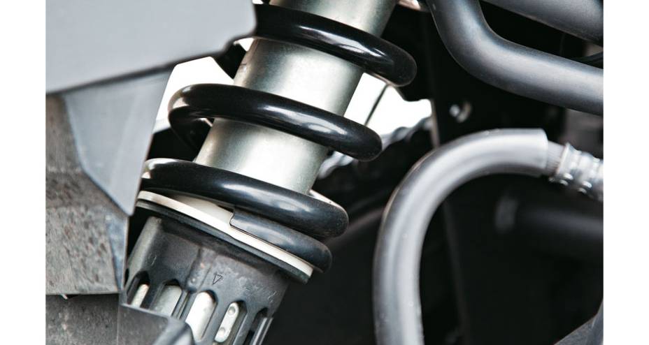 Mola traseira com regulagem de pr&eacute;-carga na Suzuki GSX 650F.
