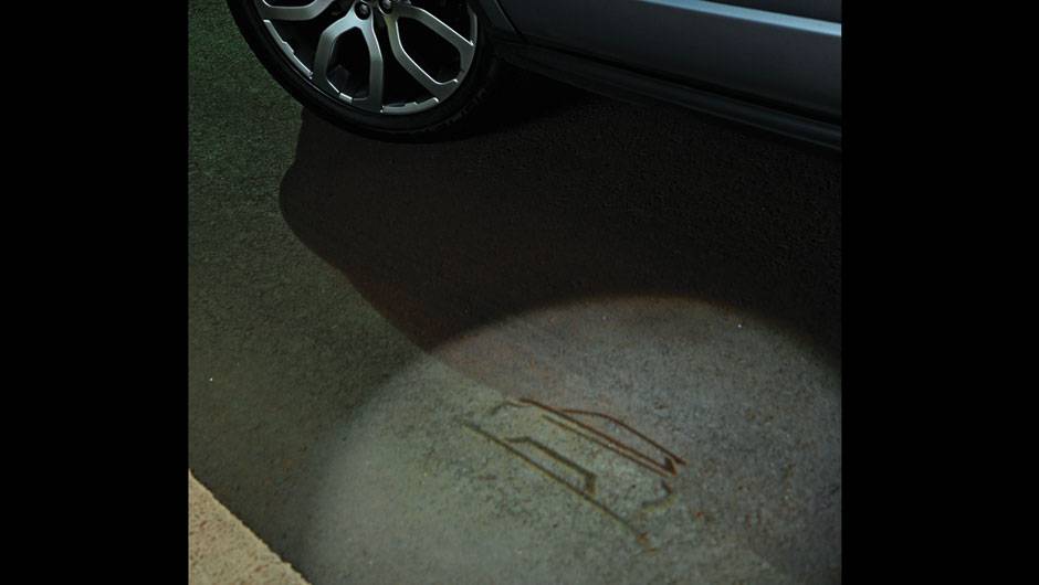 Luz de cortesia projeta a silhueta do carro. Luz de cortesia projeta a silhueta do carro.