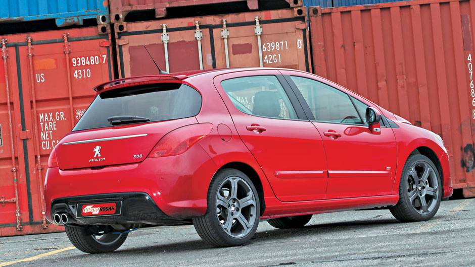 O 308 argentino não terá o friso cromado na tampa. | <a href="https://beta-develop.quatrorodas.abril.com.br/carros/impressoes/peugeot-308-gti-650365.shtml" target="_blank" rel="migration">Leia mais</a> O 308 argentino não terá o friso cromado na tampa. | <a href="https://beta-develop.quatrorodas.abril.com.br/carros/impressoes/peugeot-308-gti-650365.shtml" target="_blank" rel="migration">Leia mais</a>