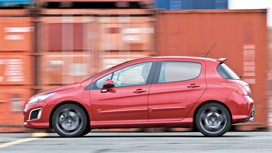 O entre-eixos manteve-se inalterado, mas o comprimento ficou 7,4 cm maior. | <a href="https://beta-develop.quatrorodas.abril.com.br/carros/impressoes/peugeot-308-gti-650365.shtml" target="_blank" rel="migration">Leia mais</a>