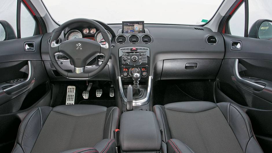 Interior redesenhado, mas ele ainda lembra o anterior. | <a href="https://beta-develop.quatrorodas.abril.com.br/carros/impressoes/peugeot-308-gti-650365.shtml" target="_blank" rel="migration">Leia mais</a>