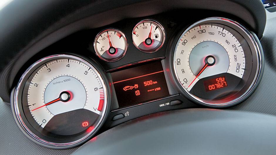 Instrumentos continuam brancos, mas ganharam zonas cinzas. | <a href="https://beta-develop.quatrorodas.abril.com.br/carros/impressoes/peugeot-308-gti-650365.shtml" target="_blank" rel="migration">Leia mais</a>