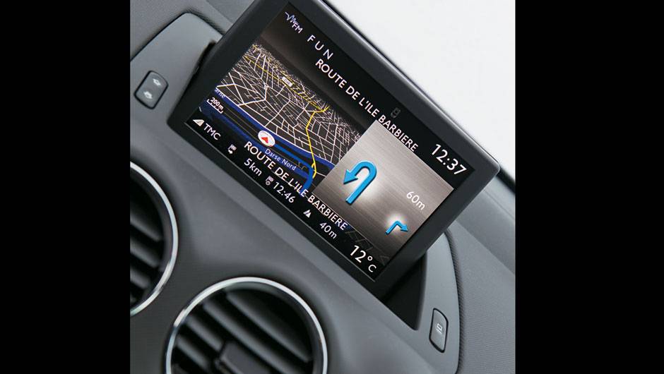 O GPS &eacute; independente do r&aacute;dio MP3... | <a href="https://beta-develop.quatrorodas.abril.com.br/carros/impressoes/peugeot-308-gti-650365.shtml" target="_blank" rel="migration">Leia mais</a>