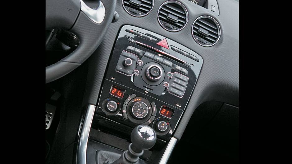 ... com entrada USB e iPod | <a href="https://beta-develop.quatrorodas.abril.com.br/carros/impressoes/peugeot-308-gti-650365.shtml" target="_blank" rel="migration">Leia mais</a>