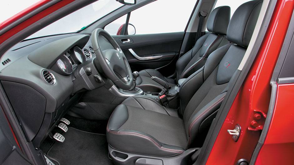 Pedaleira de alum&iacute;nio e bancos envolventes revestido de couro... | <a href="https://beta-develop.quatrorodas.abril.com.br/carros/impressoes/peugeot-308-gti-650365.shtml" target="_blank" rel="migration">Leia mais</a>
